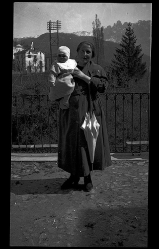 Donna con bambina in posa a Tesserete