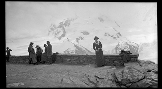 Gruppetto in gita ad un ghiacciaio