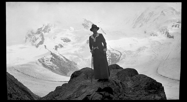 Donna in posa davanti ad un ghiacciaio