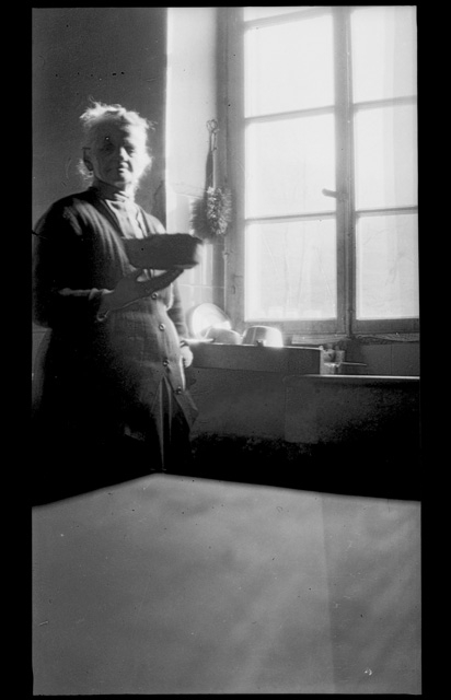 Donna in posa in cucina