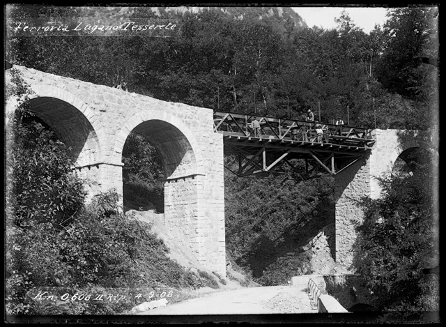 Operai sul ponte della Ganna durante i lavori di posa dei binari della ferrovia Lugano-Tesserete