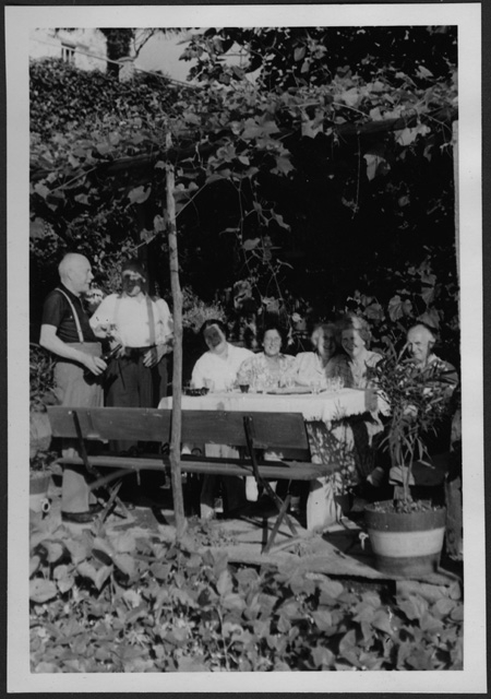 Famiglie a pranzo in giardino