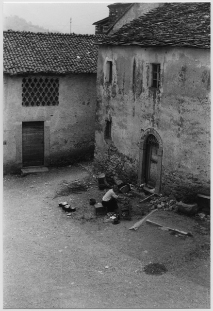 Magnano al lavoro in piazza a Cagiallo