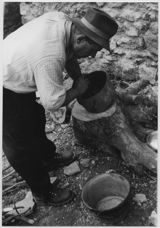 Magnano mentre lucida dei paioli a Cagiallo