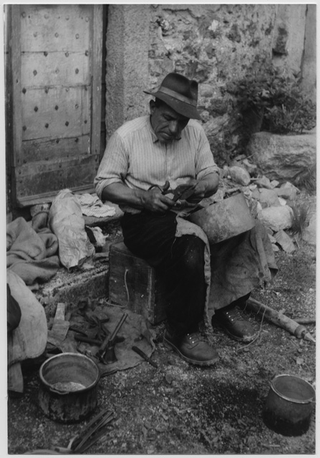 Magnano al lavoro in piazza a Cagiallo