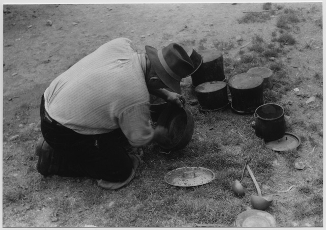 Magnano mentre lucida dei paioli a Cagiallo