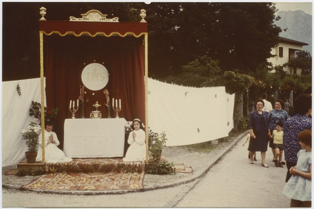 Altare allestito all'esterno durante la celebrazione del Corpus Domini a Tesserete