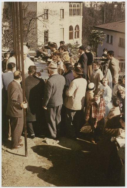 Distribuzione del risotto di carnevale ai Giardinetti di Tesserete