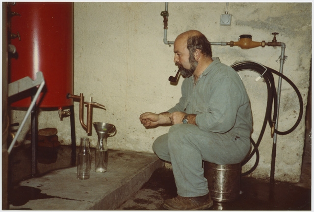 Aldo Morosoli mentre distilla della grappa