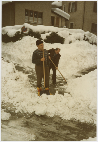 Uomini che spalano la neve nel nucleo di Cagiallo