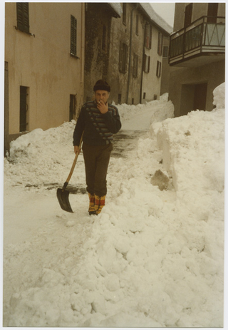 Uomo che spala la neve nel nucleo di Cagiallo
