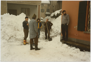 Gruppetto nel nucleo di Cagiallo dopo una forte nevicata