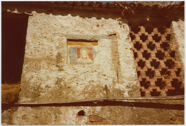 Facciata affrescata di una cascina a Cagiallo