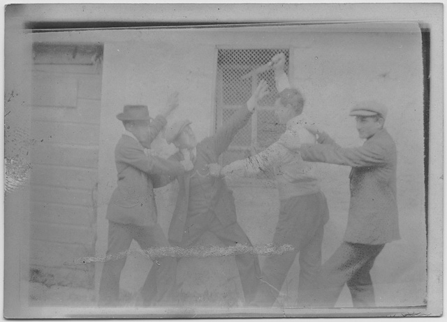 Uomini durante una messinscena