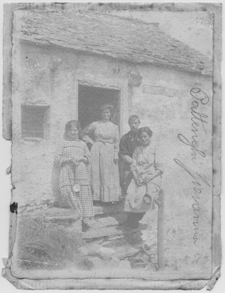 Gruppetto sulla soglia di una cascina