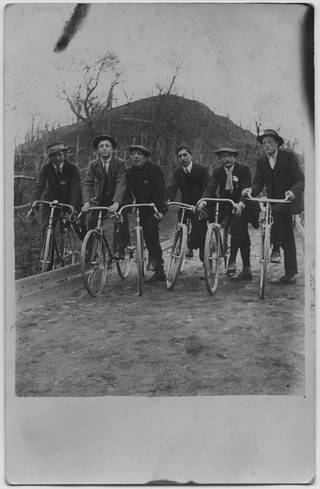 Uomini in posa con biciclette