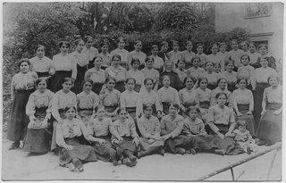 Istituto femminile in posa