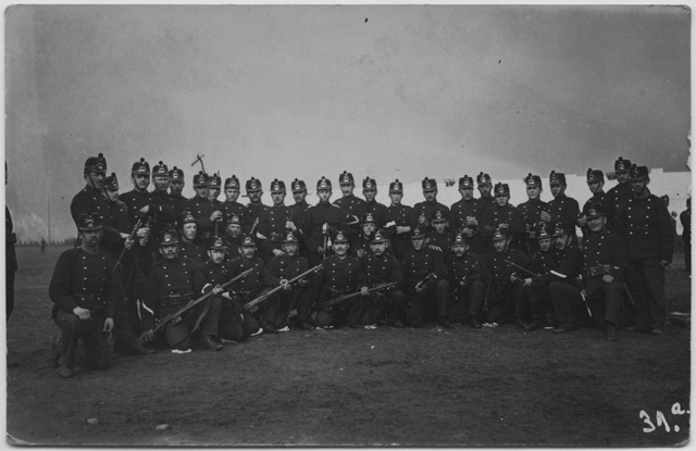 Compagnia di soldati in posa su di un prato