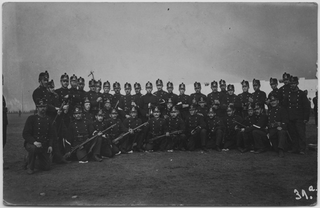 Compagnia di soldati in posa su di un prato