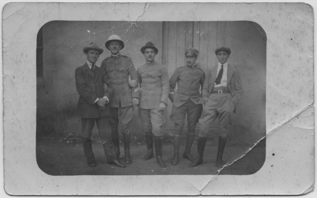 Gruppetto di uomini in posa