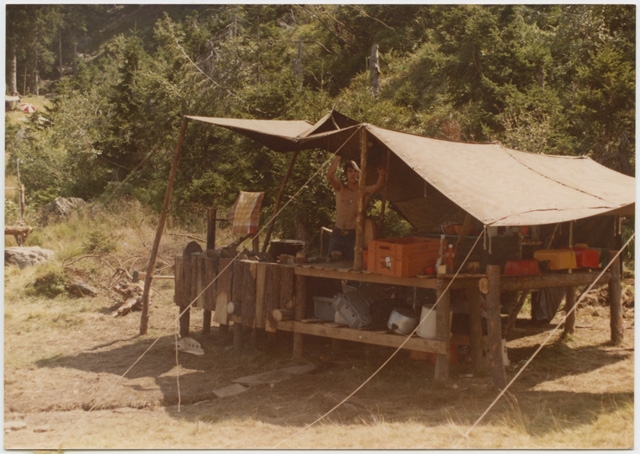 Cucina da campo del campeggio Scout a Campra