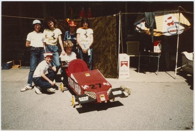 Scout in posa con go-kart sul piazzale dell'ex-Caserma di Tesserete