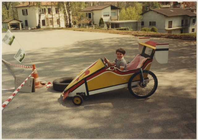 Bambino a bordo di un go-kart a Tesserete