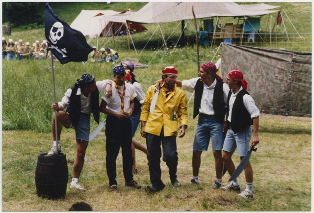 Uomini durante una rappresentazione al campo Scout a Mon