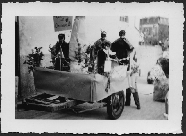 Ragazzi su un carro di carnevale
