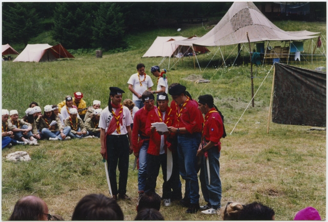 Ragazzi durante una rappresentazione al campo Scout a Mon