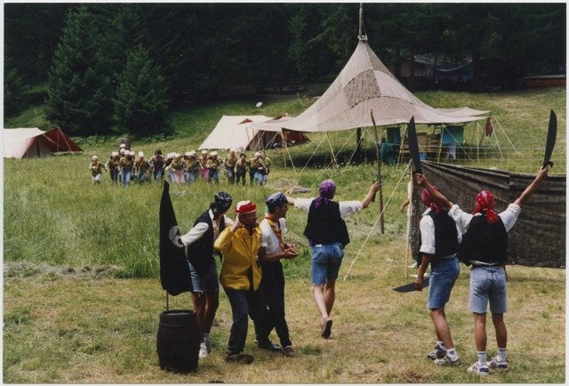 Scout durante una rappresentazione al campo estivo a Mon