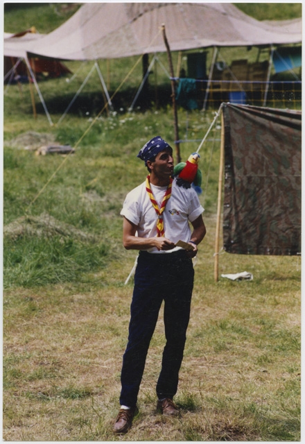 Uomo al campo Scout a Mon