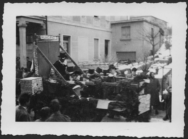 Sfilata di un carro di carnevale a Tesserete