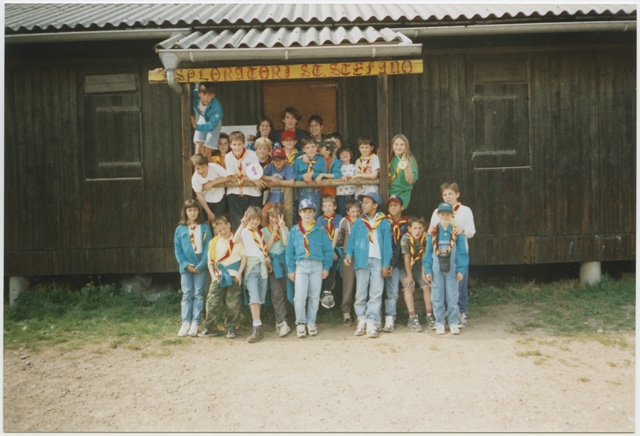 Gruppo Lupetti davanti alla sede degli Esploratori a Tesserete