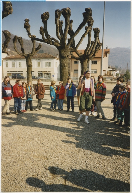 Gruppo Lupetti durante un gioco di ruolo sul piazzale dell'oratorio di Tesserete