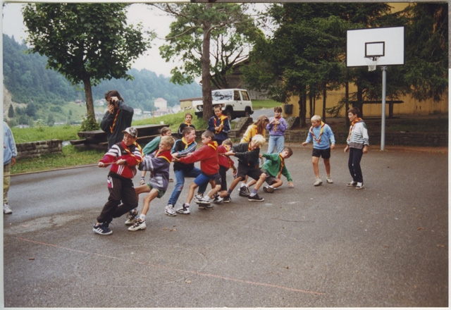 Gruppo Lupetti mentre giocano al tiro alla fune al campo estivo a (?)
