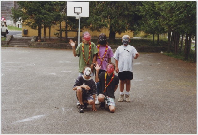 Lupetti mascherati in posa al campo estivo a (?)