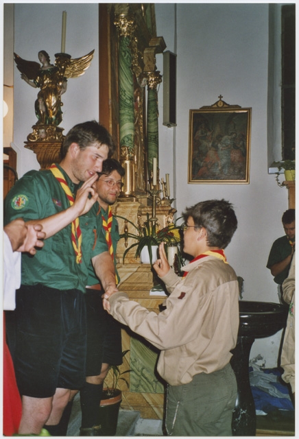 Momento del giuramento Scout al campo estivo a (?)