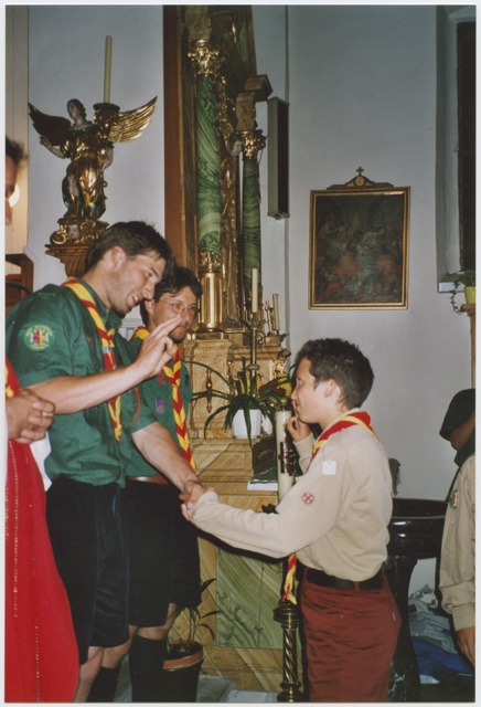 Momento del giuramento Scout al campo estivo a (?)