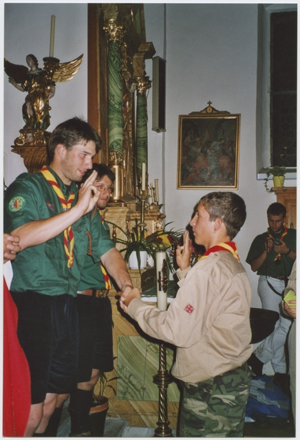Momento del giuramento Scout al campo estivo a (?)