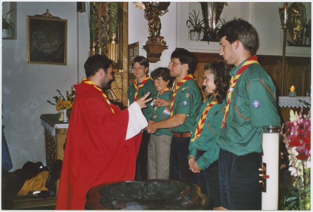 Momento del giuramento Scout al campo estivo a (?)