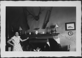 Amandine Hessler accanto al camino