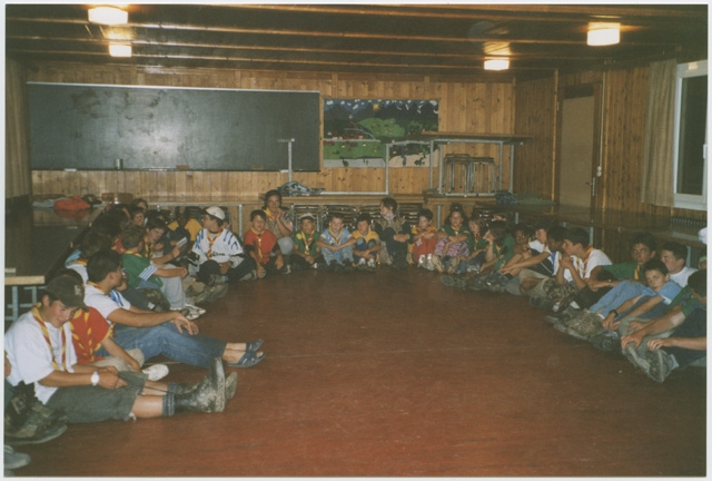 Gruppo Scout durante una riunione al campo estivo a (?)