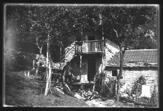 Famiglia davanti ad una cascina a Gola di Lago