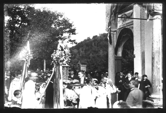 Arrivo di una processione al santuario della Madonna d'Ongero a Carona