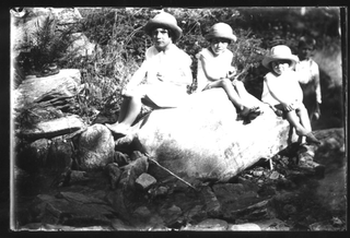 Bambini in posa al fiume