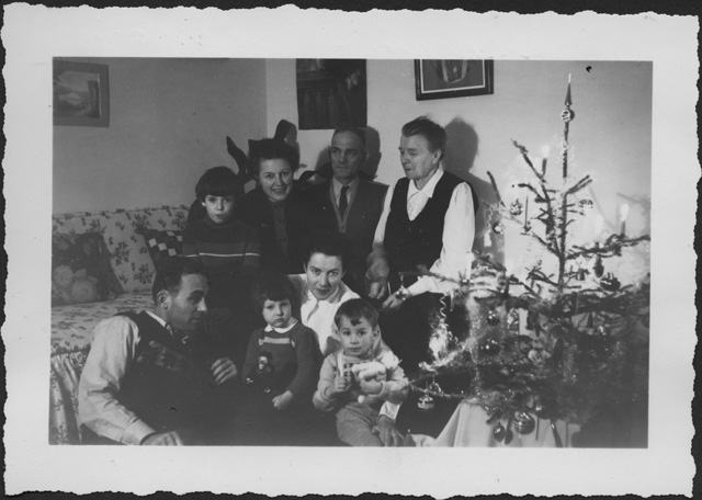 Famiglia Hessler in posa accanto all'albero di Natale