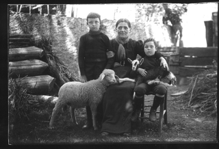 Famiglia in posa con pecora e capra