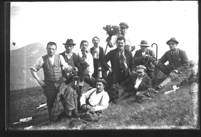 Gruppo di escursionisti durante una gita a (?)