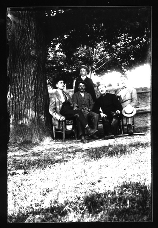 Uomini sotto ad un albero